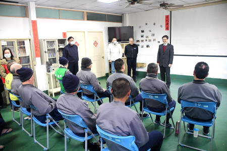 　農曆春節前夕，地檢署由檢察長林彥良、福更保董事張龍德、陳國禮、主任陳惠萍及志工們共同舉辦「寒冬送暖」入監關懷活動。（圖／文：曹重偉）