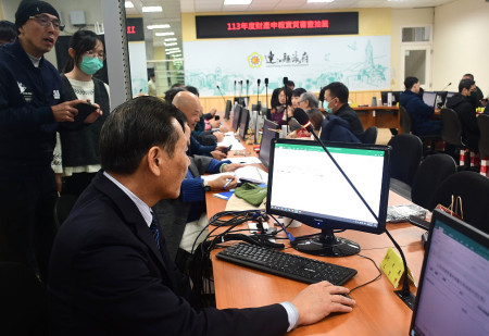 　縣府辦理113年度公職人員財產申報實質審查抽籤，由縣長王忠銘公開抽出11位申報義務人，落實陽光法案。（圖／文：曹重偉）