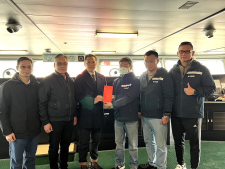 臺馬之星歲修後返馬執行運輸任務,縣長王忠銘昨日登輪致贈加菜金。(圖/文:馮紹夫)