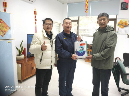 莒光鄉長陳樂禮致贈年菜禮盒,感謝海岸巡及警消單位,年節期間堅守崗位,守護地區及鄉親的財產安全。(圖/文:宋幸儒、莒光鄉公所)