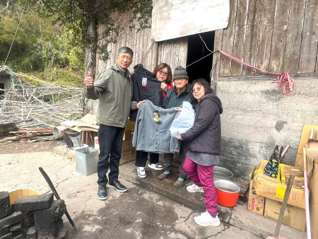 年關將近,西莒傳統技藝協會社區關懷據點贈送地區獨居長者保暖外套,讓地區長者備感溫馨。