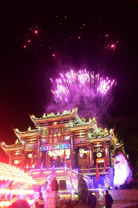 　玄天燈火迎新年，絢爛煙花耀山隴。（圖／文：曹重偉）