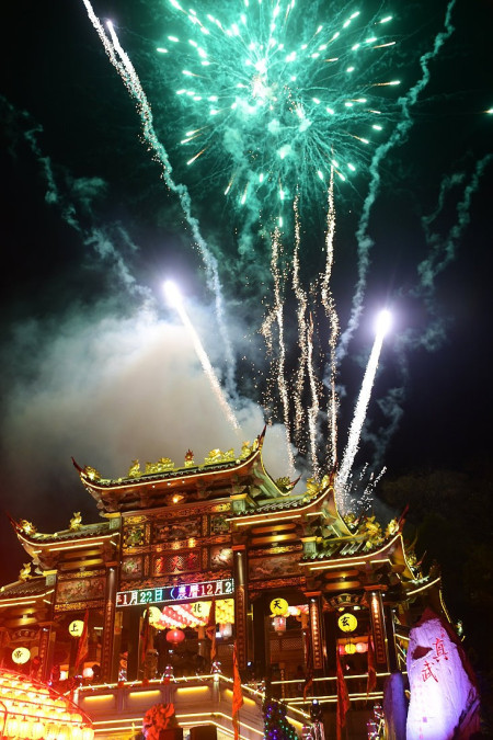 　玄天燈火迎新年，絢爛煙花耀山隴。（圖／文：曹重偉）