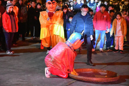 　玄天燈火迎新年，絢爛煙花耀山隴。（圖／文：曹重偉）
