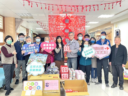 　台電珠山分廠與士林電機公司關懷社區長者，24日上午前往大同之家致贈春節禮品。（圖／文：馮紹夫）