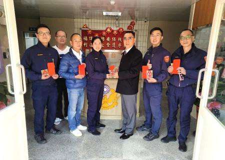 警察局長陳保安赴基層慰勞同仁並祝福新年快樂,提醒外勤同仁執行地區加強重要節日安全維護工作,讓鄉親平安過節。(圖:連江縣警察局)