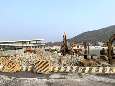 東莒猛澳碼頭外廓防坡堤工程持續進行中,年後將進行北堤延伸、北內堤擋浪牆、堤面加高的混凝土澆置作業。(圖/文:蔡夢玲)