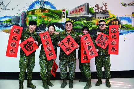 馬防部揮毫活動營造濃厚年節氛圍。