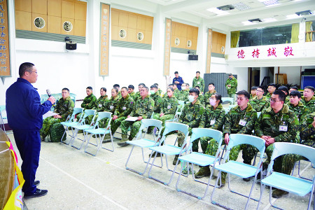 警員以毒品案例進行宣導。