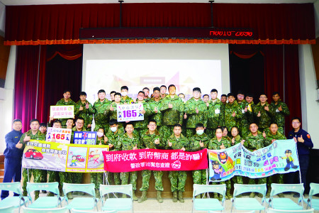 宣教後官兵合影。