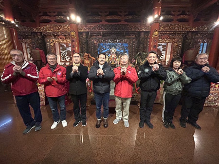 除夕夜馬祖境天后宮開宮門送金幣,喜迎蛇年人潮鼎沸,縣長王忠銘、指揮官劉慎謨、議員陳書建現場向軍民拜年。(圖/文:曹重偉)