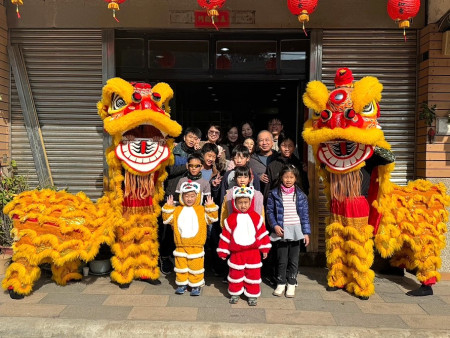 北竿軍民初一新春團拜,舞獅隊挨家挨戶向塘岐家戶拜年。(圖/文:陳鵬雄)