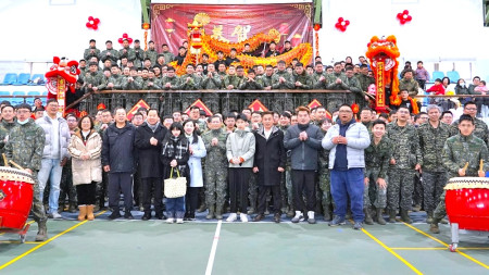 　東引大年初一新春團拜活動，軍民歡樂迎新年，互道新年好。（圖：東引鄉公所）