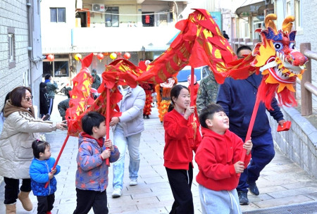 　東引小朋友舞著小龍拜年，可愛逗趣，為新年帶來活力與熱鬧。 （圖：東引鄉公所）