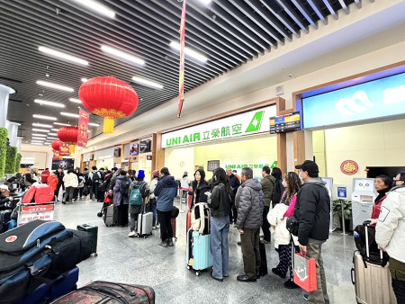 春節假期來到尾聲,為疏運滯留旅客,縣府、航站特別申請1架次軍機協助疏運,讓民眾順利往返。(圖/文:馮紹夫)