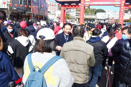 　縣府初一在介壽廣場舉辦春節團拜及遊藝表演活動，縣長王忠銘夫婦與來賓們現場發送小紅包，鄉親大排長龍，熱鬧迎接114年新春。（圖／文：曹重偉）