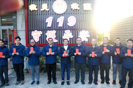 　馬祖平安！縣長王忠銘大年除夕拜訪各值夜單位慰勞第一線值班人員，力求運作穩健，警消加強巡邏，讓鄉親平安過好年。（圖／文：曹重偉）