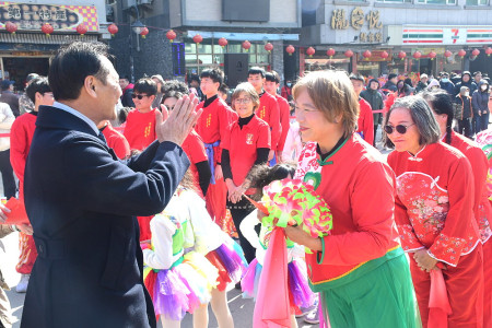 介壽廣場春節團拜　多元表演迎新年。（圖與文：曹重偉）