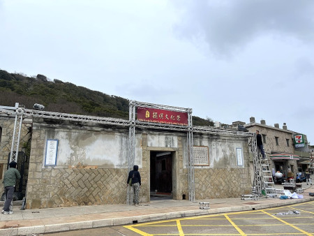 　114年閩東節慶馬祖擺暝文化祭進入倒數，主場地坂里村展開各項佈置作業。（圖／文：陳鵬雄）
