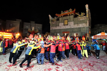 北竿的廟宇扛乩文化是最具代表性的地方元宵特色。(圖:本報資料室)