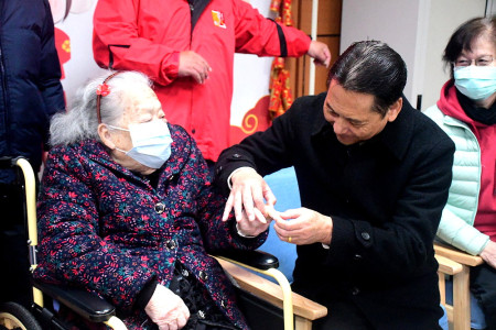 　大同之家住民陳鶯金90歲壽誕，家屬到場慶祝，縣長王忠銘、鄉長林志東等前往祝壽，獻上暖心祝福。（圖／文：曹重偉）