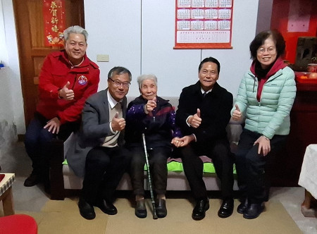 南竿復興村陳桂香女士歡度101歲壽誕,縣長王忠銘、鄉長林志東等人登門獻祝福。(圖/文:曹重偉)