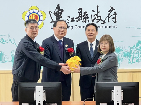人事處長林承澤調陞參議,衛生局人事主任陳菁萍接任人事處長。政院人事行政總處人事長蘇俊榮到場監交。(圖/文:馮紹夫)