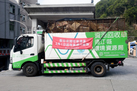 　環資局調整南竿鄉週休二日垃圾清運時間，改為每週六晚間收取，取代原本的週日晚間時段，呼籲軍民鄉親留意新措施。（圖／文：曹重偉）
