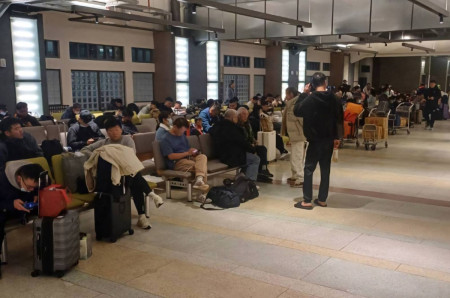 海象不佳,新臺馬輪2月7日到9日船班異動,昨基隆出現大批旅客。(圖:連江航業)