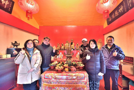 　東引114年慶元宵迎神活動，首先登場的是西引島忠義廟開閩尊王等神明的擺暝。（圖／文：陳其敏）