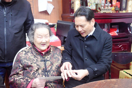 　仁愛村最熱心的婆婆李要金90歲壽辰，縣長王忠銘為壽星戴上象徵長壽吉祥的金戒指，獻上祝福。（圖／文：曹重偉）