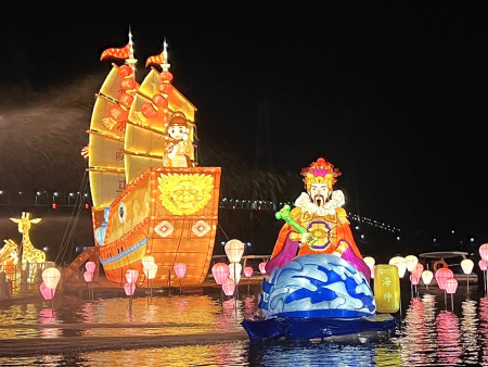 兩馬同春燈彩繽紛　鄉親共賞元宵盛景。（圖與文：曹重偉、馮紹夫）