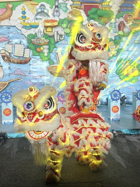 兩馬同春燈彩繽紛 鄉親共賞元宵盛景。(圖與文:曹重偉、馮紹夫)