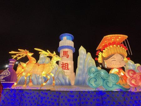 第23屆兩馬同春鬧元宵8日晚間盛大點燈,130多座花燈照亮馬尾紅光湖公園;縣長王忠銘率鄉親共襄盛舉。(圖/文:馮紹夫)