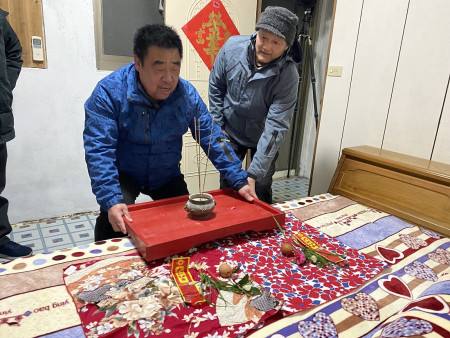正月十一東莒熾坪境福德宮內臨水陳夫人進行擺嬭祭祀,晚間送喜儀式相當熱鬧。(圖/文:蔡夢玲)