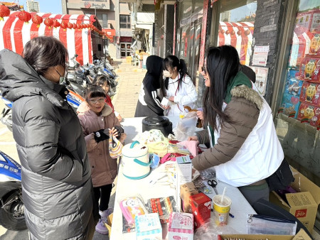 馬祖家扶中心同步在統一超商馬祖門市舉行新春義賣,吸引現場許多遊客鄉親一起響應傳遞愛心,助貧童好好生活、安心學習。(圖/文:曹重偉)