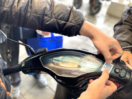 自由行遊客多以租用機車代步,連江監理站至機車租賃處所張貼宣導貼紙,提醒遊客租車前應觀看宣導影片,維護行車安全。(圖:連江監理站)