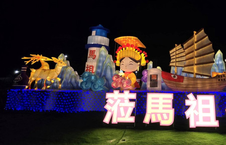 兩馬同春燈彩繽紛　鄉親共賞元宵盛景。（圖與文：曹重偉、馮紹夫）