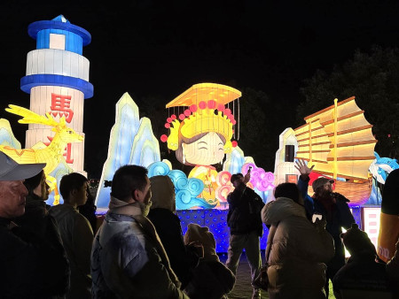 兩馬同春燈彩繽紛　鄉親共賞元宵盛景。（圖與文：曹重偉、馮紹夫）