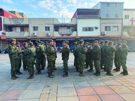 官兵相互拜年。
