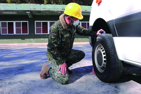 　檢查救護車輪胎胎紋。