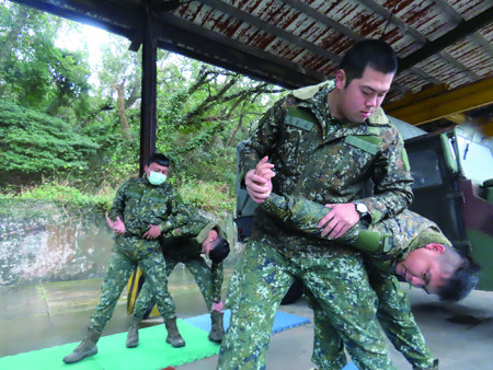 官兵練習近戰格鬥擒拿術。