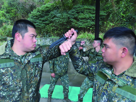 官兵練習近戰格鬥奪刀。