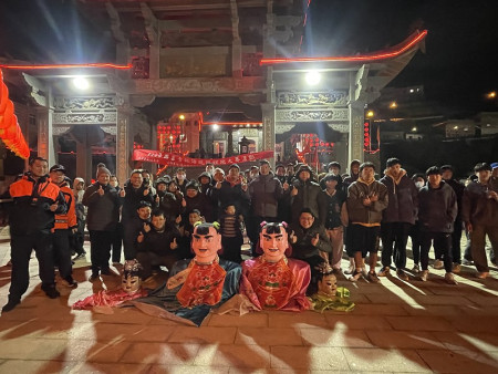 莒光獨有擺暝活動餘興節目-「跑火賽」,讓西莒島更添許多熱鬧氣氛。(圖/文:宋幸儒)