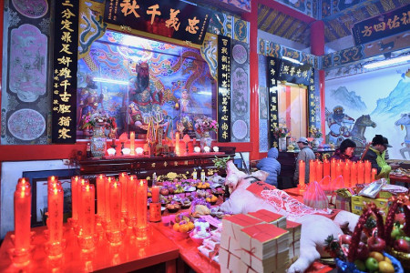 　東引鄉慶元宵迎神廟會活動，正月十三關帝廟擺暝，信眾上香祈求平安。（圖／文：陳其敏）