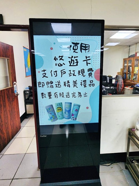 　民社處在南竿戶政導入行動影音牆，提升數位便民服務，未來將結合社會福利及政令宣導，規劃走出戶外，讓鄉親社會福利不漏接。（圖／文：曹重偉）