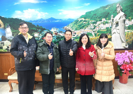 　國立海洋大學副校長李明安11日上午率處長桑國忠、教授蔡國珍與謝玉玲等一行人，拜會縣長王忠銘，就碩士專班課程合作進行討論。（圖／文：曹重偉）