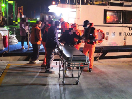 北竿鄉親2月10日夜間疑似中風,需後送縣立醫院進一步檢查及治療,海巡晚間馳援。(圖:馬祖海巡隊)
