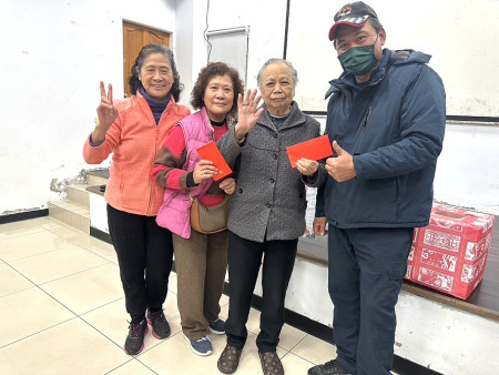 東莒文化促進協會在元宵節當天舉行猜燈謎、摸彩活動。(圖/文:蔡夢玲)