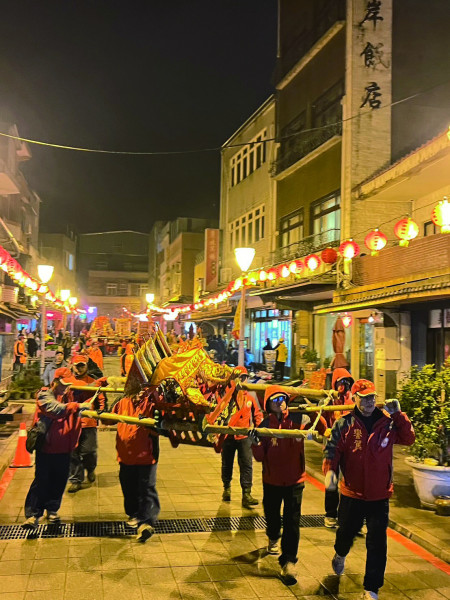 蕭王府傍晚出巡，家戶鞭炮夾道歡迎，鞭炮煙火照亮塘岐夜空。（圖／文：馮紹夫）